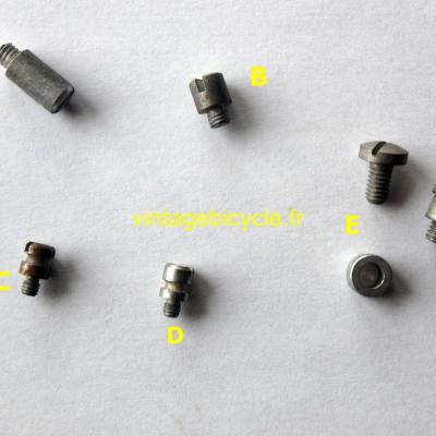 CHAIN STOP GUIDE SCREW/SPACER NOS
